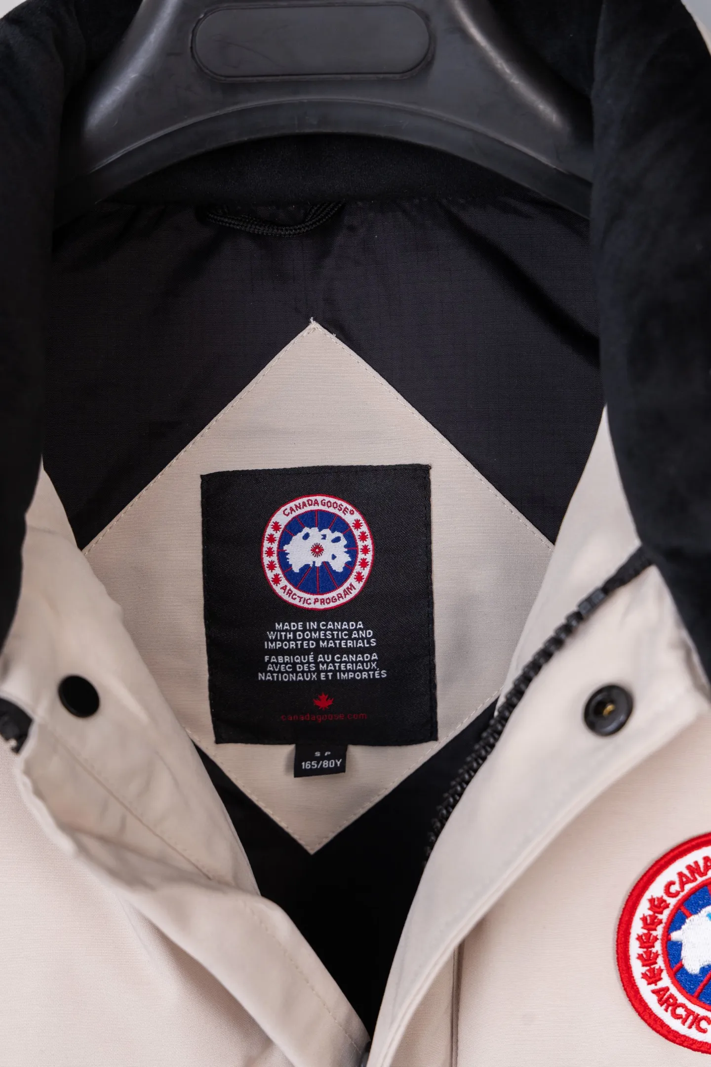 P380 Style number: C11 Canada Goose has always been recognized as the warmest down jacket. Various Instagram celebrities, Internet celebrities, and celebrities often wear it for street photos. I make Canada Goose every year, but I still can’t get rid of my love for the goose. No matter how cold the days are, there is no need to be afraid because of the care of the goose. The down vest is definitely a concave shape in autumn and winter. It is an order model for trading companies, exclusively launched! The purchase at the counter is the same as the genuine original clothes. Pay attention to the matching. There is velvet on the back collar, which is more warm. There is a zippered hidden pocket on the inside, and the genuine net pocket is synchronized inside. You need to compare the genuine products at any time. All the accessories are custom-made from the original factory. 1️⃣Fabric: Domestic exclusive Japanese original fabric with characteristics: waterproof, drill-proof, anti-fading, 24-count calendered woolen surface (waterproof level conforms to the ball raincoat level) 2️⃣Down: national standard 80 white duck down Supports identification (many on the market are 50 velvet and recharged in order) with better thermal insulation performance, light and not heavy, and good recovery of fluffiness after compression!  3️⃣Zipper: Original factory customized zipper with clear engraving and perfect texture. Original customized authentic YKK military-grade copper core zipper puller that can withstand hundreds of thousands of pulls. 4️⃣Embroidery: Imported new Behringer embroidery machine customized with 10,000-needle electric embroidery, full/three-dimensional/clear! 5️⃣: 400D high-density count liner fabric in the inner liner completely eliminates the problem of velvet leakage and velvet leakage. In the down woven category, there is no bragging. There is currently almost no one that can do better than us! Make an original product with care, so that every customer has the confidence to introduce it to his customers: This is the top replica version in China. A good product does not need too much soft text to set it off. Color: black, gray, off-white, size: S-XL, upper limit iron temperature 110℃, hang to dry, gentle hand wash, machine wash prohibited, do not bleach. Warm reminder: Manual measurement of flat lay, the error of 1-3cm is within the normal range! Customers are suggestions and are not used as reasons for returns or exchanges; Please note that slight color differences on the product are normal and will not be used as a reason for return or exchange. #Due to different monitor display pixels and external factors such as shooting lighting